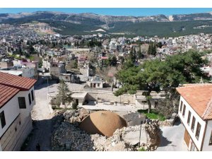 Depremde yıkılan minaredeki, Fransızların attığı top mermisi bulunamadı