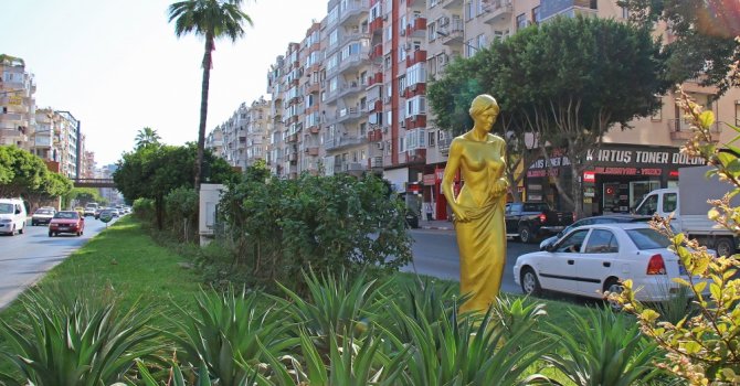 Altın Portakal heykelleri kenti süslüyor