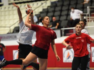 Paşanın Meleklerinden gövde gösterisi