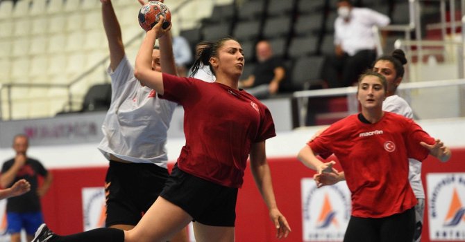 Paşanın Meleklerinden gövde gösterisi