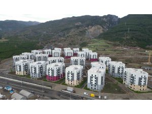 Afetzede vatandaş, yeni yuvasının anahtarını teslim almanın mutluluğunu yaşıyor