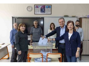 Mersin’de büyükşehir belediye başkan adayları oylarını kullandı