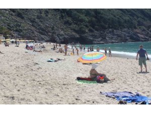 Seçimde oyunu kullanan vatandaşlar soluğu plajda aldı