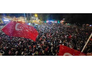 Balkon konuşması yapan Böcek: "Antalya’da rekor kırmaya devam edeceğiz"