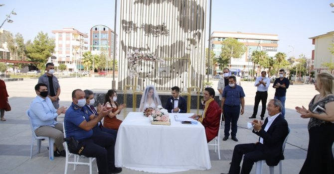 Kent Meydanı’nda görkemli nikah