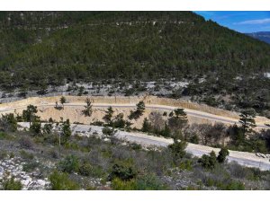 Gülnar’da 8 mahalleyi birbirine bağlayan grup yolu genişletiliyor