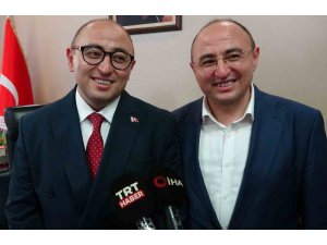 Görenler yeni belediye başkanını ikizi ile karıştırıyor