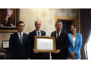 Burdur’da üçüncü kez seçilen Belediye Başkanı Ali Orkun Ercengiz mazbatasını aldı