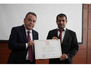 Büyükşehirde 2. kez mazbata alan Böcek: "Vatandaşlarımızın emrindeyim"