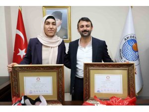 Akdeniz Belediye Başkanı Sarıyıldız, mazbatasını aldı