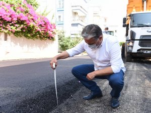 Metreyle asfaltın kalınlığını ölçtü