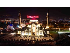 Deprem bölgesinde Kadir Gecesi idrak edildi