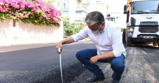 Metreyle asfaltın kalınlığını ölçtü