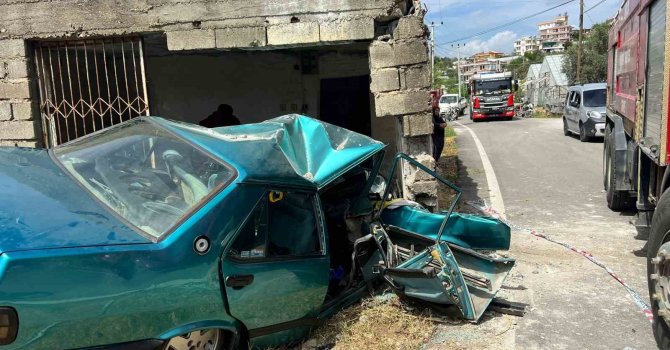 Barakaya çarpan otomobil hurdaya döndü, sürücüsü ağır yaralandı