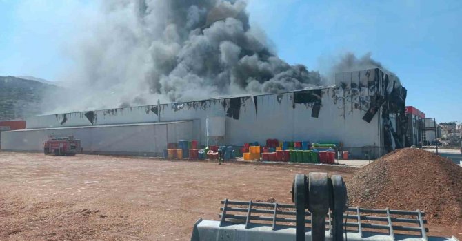 Burdur’da çocuk parkı malzemeleri fabrikasında yangın çıktı