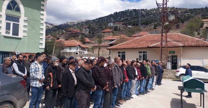 Çoban köpeklerinin saldırıp öldürdüğü yaşlı kadın toprağa verildi