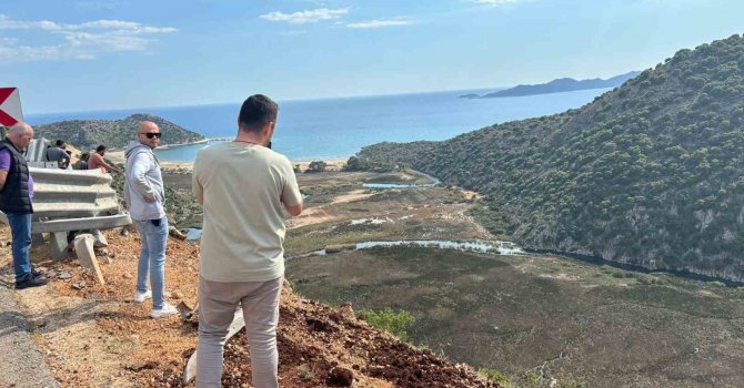 Bariyerlere çarpan kamyon 50 metrelik uçurumdan yuvarlandı: 1 ölü