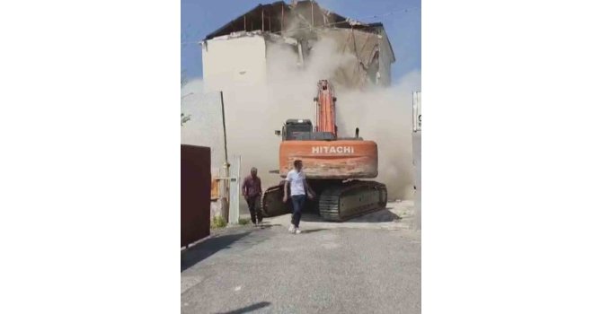 5 katlı okulun yıkımı esnasında yaşanan panik kamerada