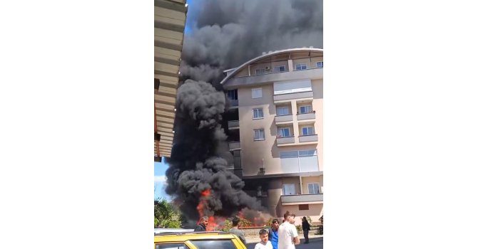 Apartman bahçesinde yangın paniği