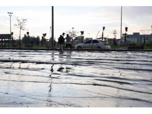 Fındık büyüklüğünde dolu yağdı, vatandaş aracının üzerini kilimle kapattı