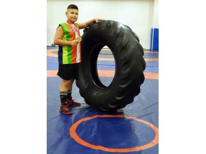 Kepezli Şen, güreşte altın madalyaya uzandı