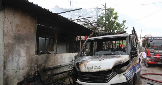 Çocukların ateşle oyununda gecekondu ve kamyonet küle döndü