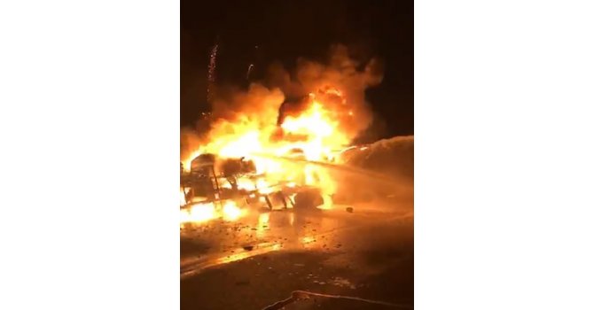 Otoyolda devrilen akaryakıt yüklü tanker alev alev yandı