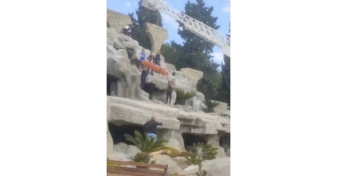 Tatil için Antalya’ya gelen turist yapay şelalenin tepesinde mahsur kaldı