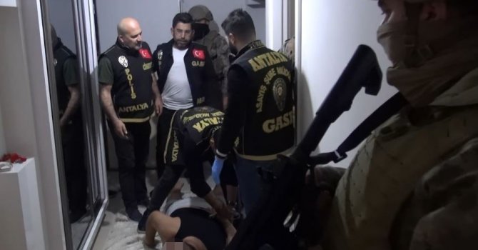 Antalya’da “paket” operasyonunda Paket kardeşler tutuklandı