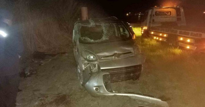 Burdur’da kontrolden çıkan ticari araç şarampole devrildi, 1’i ağır 4 yaralı