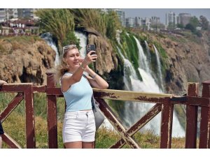 Antalya’nın yasak dinletmeyen cazibesi Düden Şelalesi, tatilci akınına uğradı