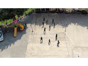 Depremzede öğrenciler beton sahadan madalyaya uzandı