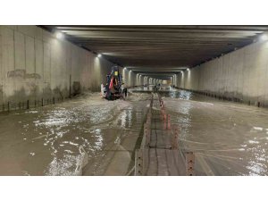 Osmaniye’de caddeler göle döndü, alt geçit suyla doldu