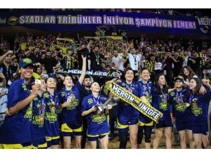 FIBA Kadınlar Euroleague’de şampiyon olan Fenerbahçe kupasını aldı