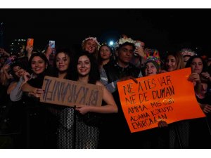 Adanalı hayranları Emircan İğrek’i pankartlarla ağırladı