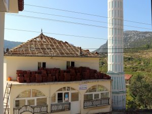 İbradı’da cami çatısı onarılıyor
