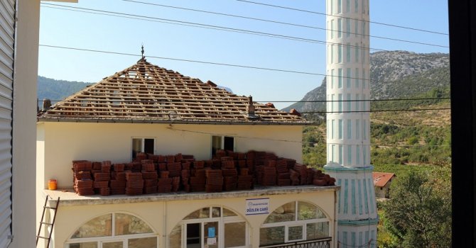 İbradı’da cami çatısı onarılıyor