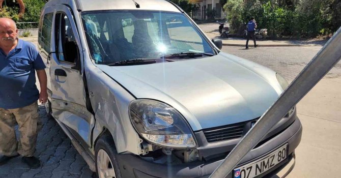 Kamyonet ile hafif ticari araç çarpıştı: 2 yaralı