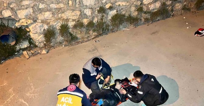 Burdur’da virajı alamayan motosikletli dereye uçarak yaralandı