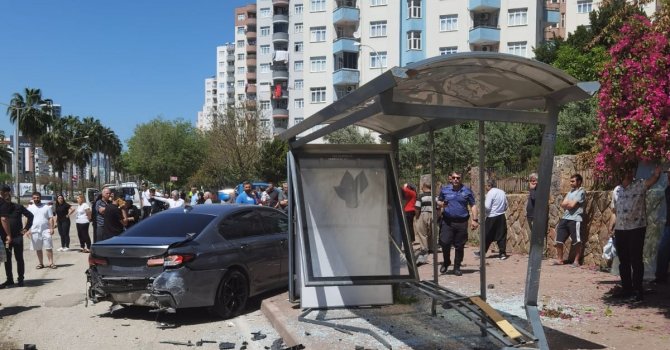 Adana’da lüks otomobil otobüs durağına çarptı: 7 yaralı