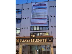 Başkan Özçelik, borç bakiyesi ve gelir gider dengesi afişini belediye binasına astı