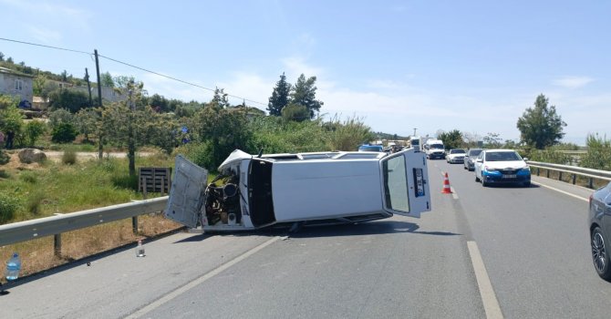 Otomobil bariyerlere çarptı, 1 yaralı
