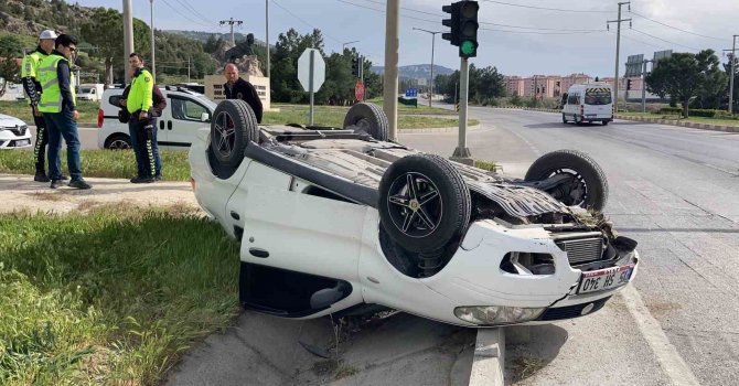 Burdur’da kontrolden çıkan otomobil refüje devrildi: 1 yaralı