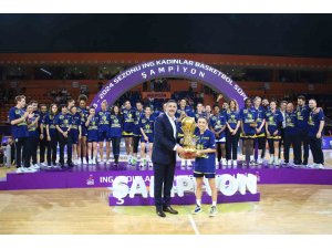 Fenerbahçe, şampiyonluk kupasını kaldırdı