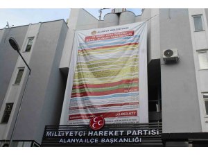 Alanya Belediyesi’nin borç bakiyesi afişine MHP’den alacak kalemli afişle cevap
