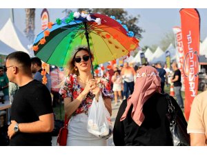 Portakal Çiçeği Karnavalı renkli görüntülere sahne oluyor