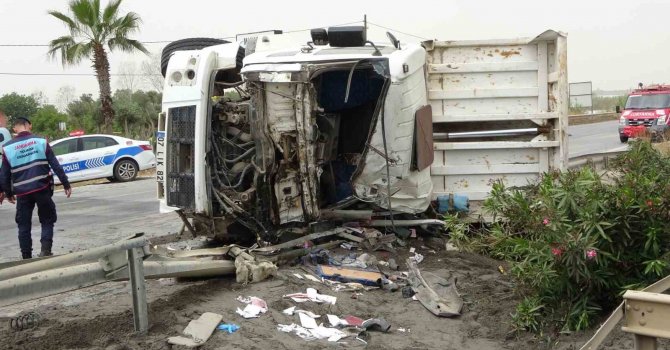 Kamyonete çarpan kamyon refüje devrildi: 2 kişi yaralandı, 1 köpek telef oldu