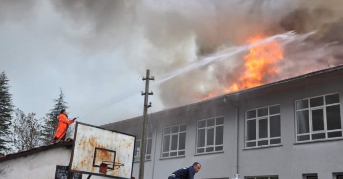 Lisenin çatı katında çıkan yangın ekipler tarafından söndürüldü