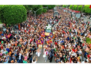 Adana’da karnaval korteji renkli görüntülere sahne oldu