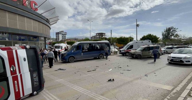 İskenderun’da araçla çarpışan ambulans devrildi: 2 yaralı